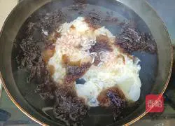 Illustration of how to make seaweed and egg drop soup 5