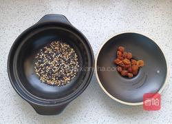 桂圆杂粮粥的做法图解1