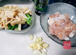 香菇鸡腿焖腐竹的做法图解1
