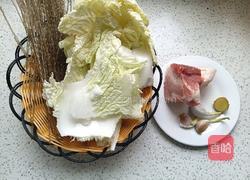 白菜炖粉条的做法图解1