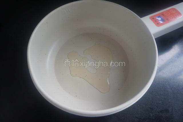 在锅内倒入10ml葡萄籽油