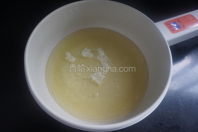 当锅微热时倒入蛋清，待蛋清略微有些凝结时，轻轻翻动形式不规则的蛋白块