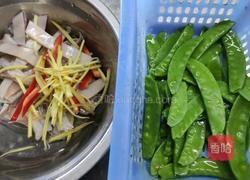 荷兰豆炒鱿鱼的做法图解1