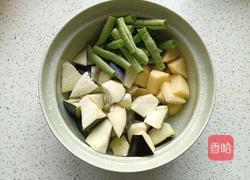 土豆茄子燉豆角的做法圖解2