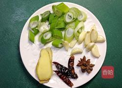 猪肉炖粉条的做法图解1