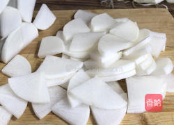 白萝卜鲫鱼汤的做法图解3