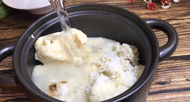 砂锅中倒入米饭和豆渣，加入两倍以上的清水