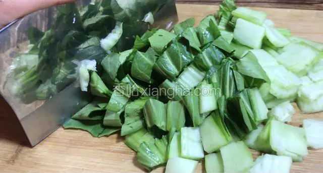 将小白菜切碎备用