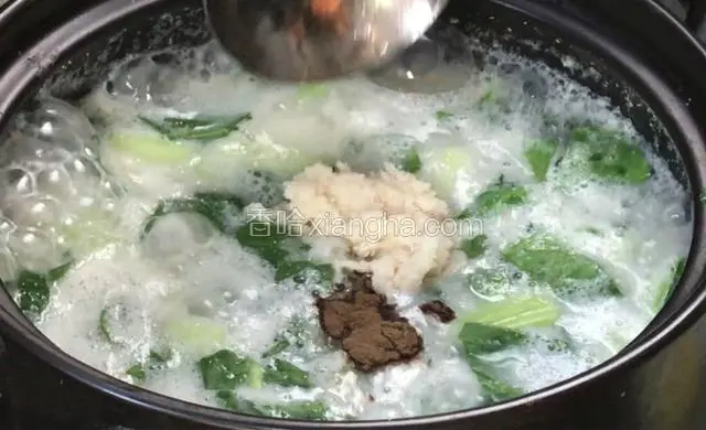 加入盐、胡椒粉和猪油，拌匀