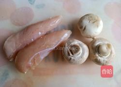 口蘑香煎鸡胸肉的做法图解1