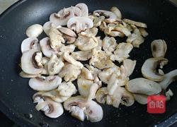 口蘑香煎鸡胸肉的做法图解8