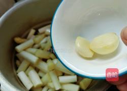 猪肉骨芦笋汤的做法图解5