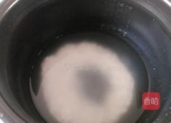 皮蛋瘦肉粥的做法图解3