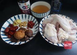 冬天补身必喝这碗汤——黄芪红枣炖鸡汤的做法图解1