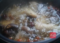 冬天补身必喝这碗汤——黄芪红枣炖鸡汤的做法图解10