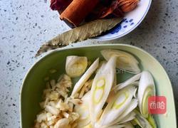 大盘鸡焖花卷的做法图解1