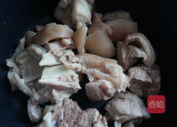 莴笋香菇蹄髈汤的做法图解4