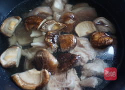 莴笋香菇蹄髈汤的做法图解6