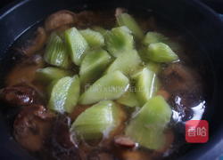 莴笋香菇蹄髈汤的做法图解10