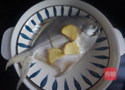 茄汁鲳鱼的做法图解2