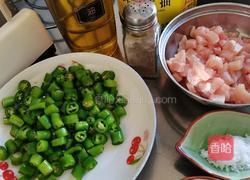 线椒炒鸡胸肉的做法图解1