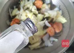 Illustration of how to make kelp and cabbage stewed meatballs 9