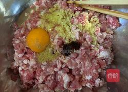 胡萝卜樱猪肉包的做法图解1