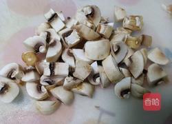 口蘑炒鸡胸肉的做法图解2