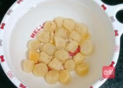 胡萝卜玉米排骨汤的做法图解1