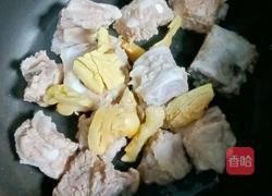 胡萝卜玉米排骨汤的做法图解5