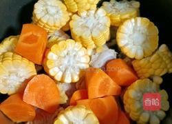 胡萝卜玉米排骨汤的做法图解6