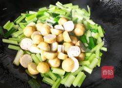 芹菜炒鱼丸的做法图解3