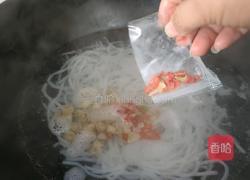 香辣野山菌米线的做法图解4