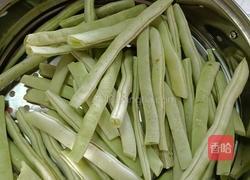 一锅出 土豆炖豆角烀饼的做法图解2