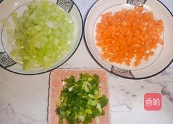 芹菜胡萝卜蛋炒饭的做法图解1