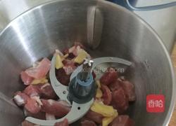 新鲜猪肉丸的做法图解1