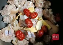 Lotus root, peanut and pig's trotters soup recipe 6