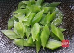 莴笋炒木耳的做法图解3