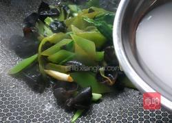 莴笋炒木耳的做法图解6