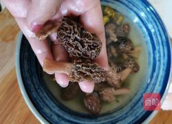 羊肚菌炖肉汁的做法图解3