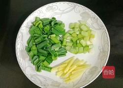 五花肉炒花生芽的做法图解3