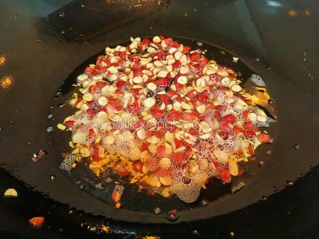 热锅凉油小火，将花生碎过油，稍炸出香味。