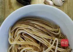 How to make stir-fried shredded squid 1
