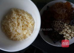 三生三世桃藜枣圆羹的做法图解1