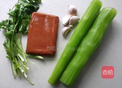 莴笋木耳鸡蛋干的做法图解1