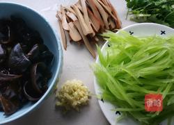 莴笋木耳鸡蛋干的做法图解3