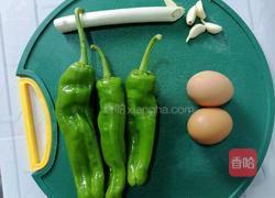 青椒炒鸡蛋的做法图解1