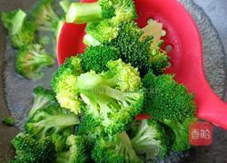 西蓝花炒虾仁的做法图解4