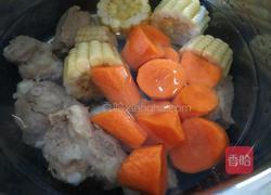 胡萝卜玉米排骨汤的做法图解5