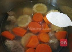 胡萝卜玉米排骨汤的做法图解7